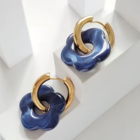 *NEW* 18K Gold Plated Stainless Steel Drop Flower Acrylic Earrings (Blue/Black) - Picture 2 of 6